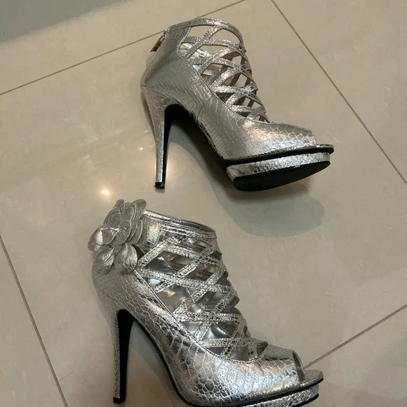 Silver heels - Picture 3 of 6